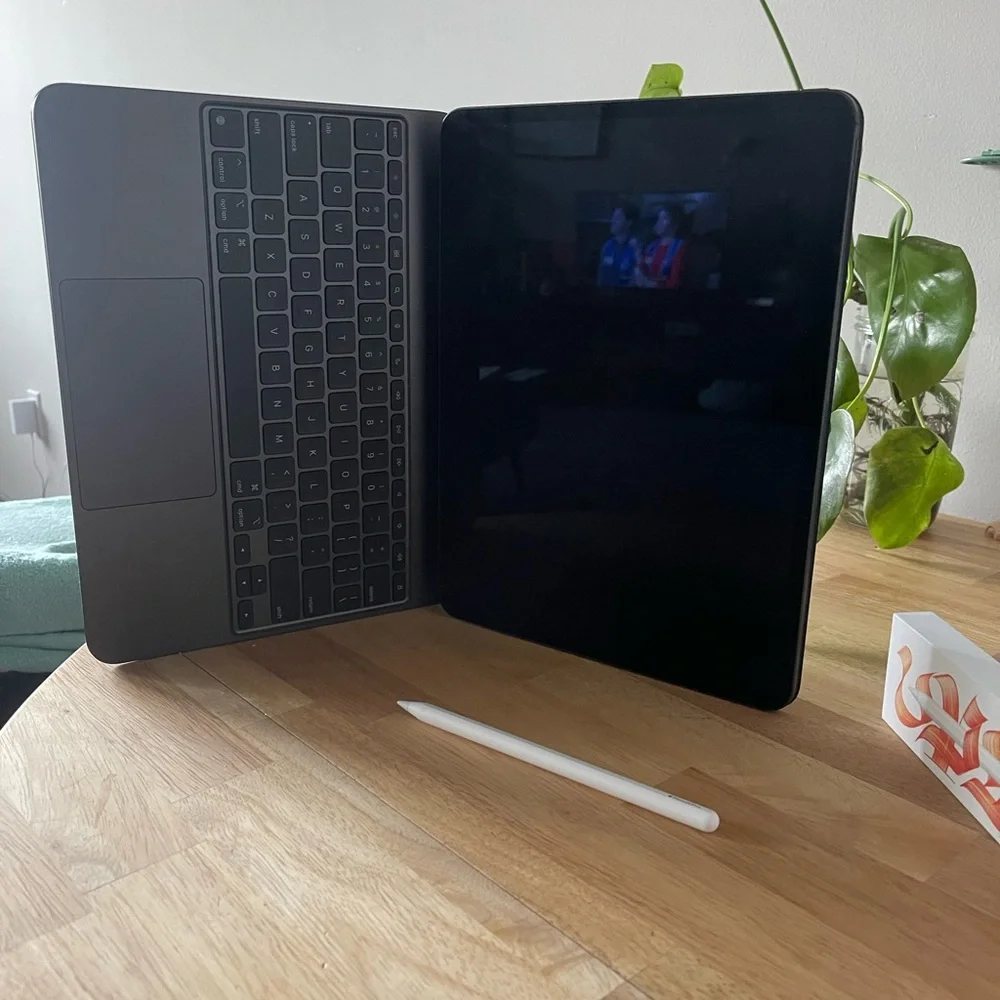 FIRST BUYER CANCELLED - Apple iPad Magic Keyboard with Black and White Packaging